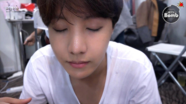 BANGTAN BOMB - S2016E23 - j-hope is trying to wear contact lenses.