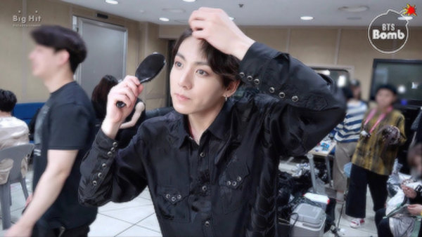 BANGTAN BOMB - S2018E56 - JK's self hair styling