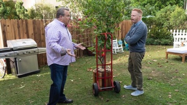 Modern Family - S10E09 - Putting Down Roots