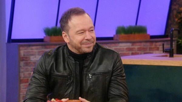 Rachael Ray - S13E94 - Donnie Wahlberg is hanging with Rach today