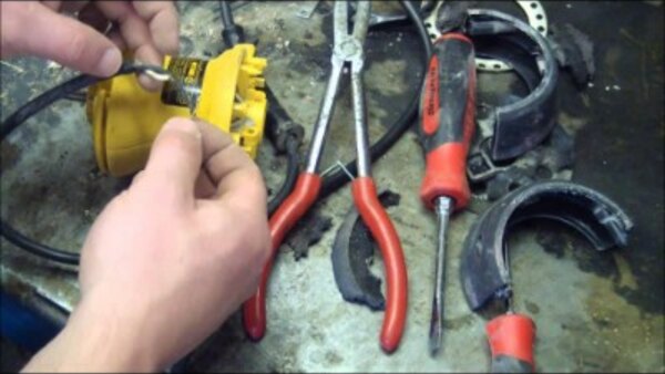 AvE - S2013E05 - Dewalt sander teardown and repair