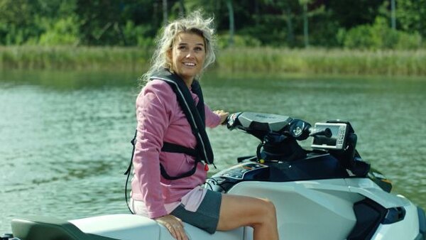 Summer with the Family - S04E01 - Vengeance on a watercraft scooter