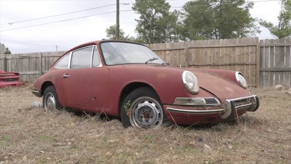 Barn Find Hunter - S02E09 - 365ft Barn, dusty Jaguar E-Types and an angry opossum