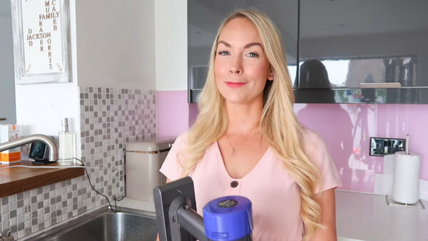 Emily Norris - S05E42 - HOW TO CLEAN THE DYSON V8 CORDLESS VACUUM / HOOVER | EMILY NORRIS