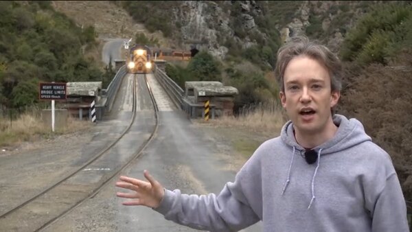 Tom Scott: Amazing Places - S2019E06 - The One-Lane Bridge Shared By Cars And Trains