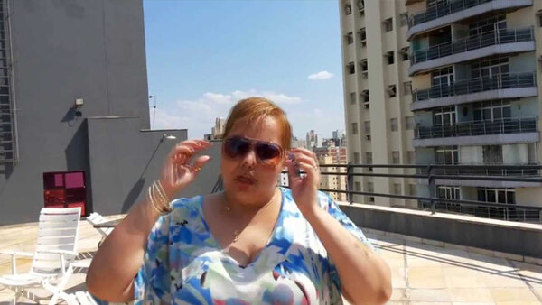 WEB DIVA TULLA LUANA - Ep. 16 - Em desespero desce as escadas do Solarium do hotel em seus 3 Anos de Internet