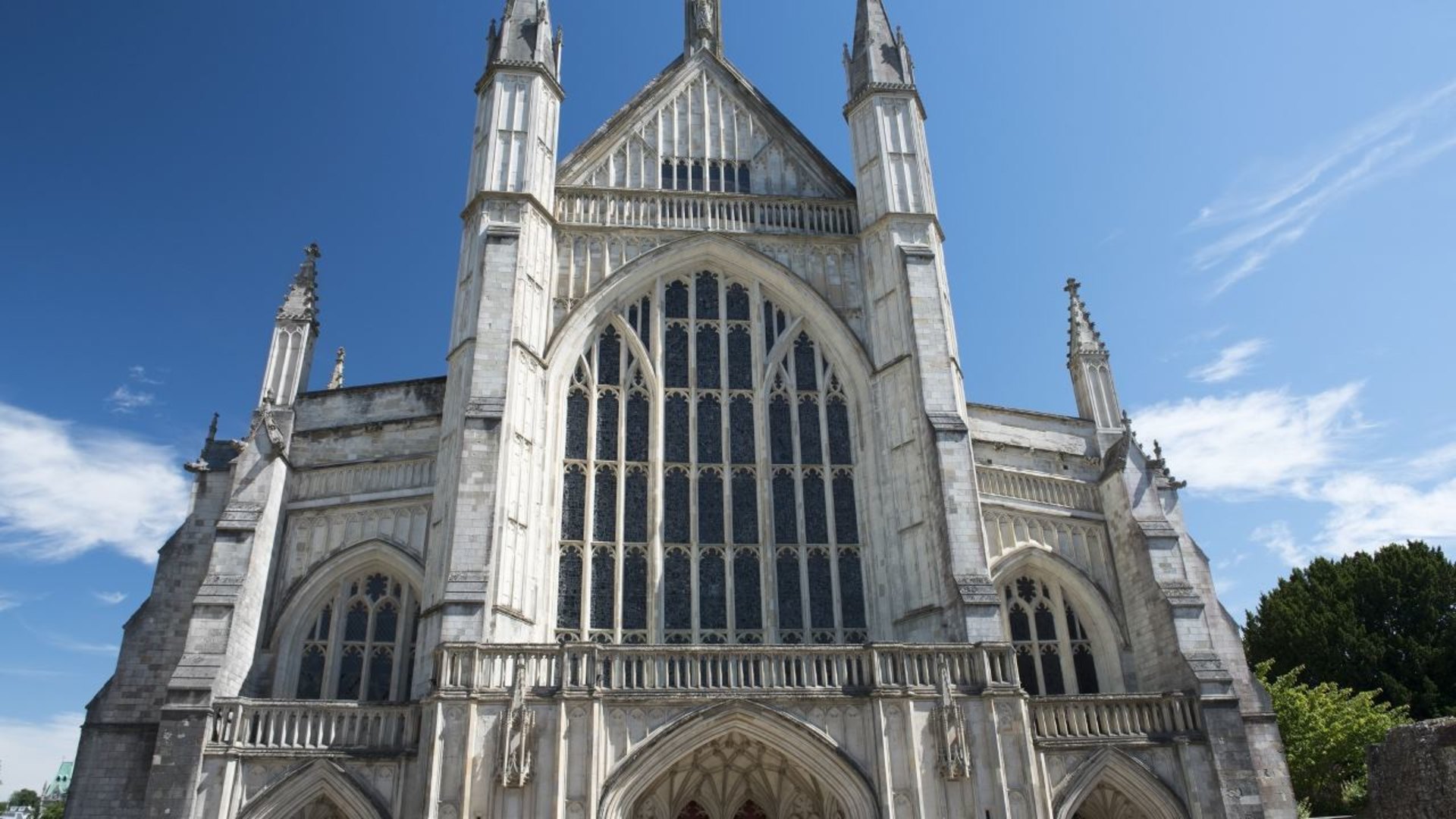 Britain's Great Cathedrals With Tony Robinson