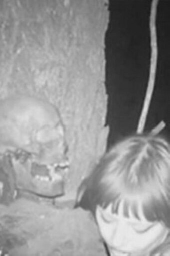 Skeleton Kisses